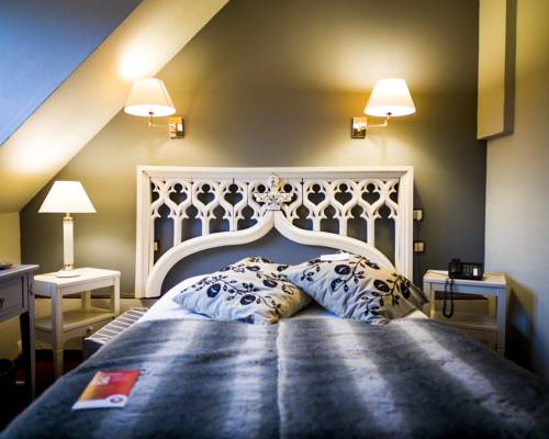 Qualys-Hotel Auberge Du Forgeron : Hotel near Mérignies