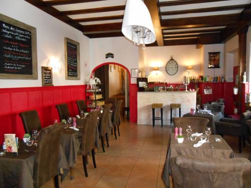 Hôtel Des Causses : Hotel near Saint-Laurent-de-Lévézou