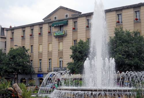 Hôtel Du Commerce : Hotel near Saint-Laurent-de-Lévézou