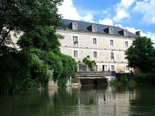Le Moulin de Poilly : Guest accommodation near Courtaoult