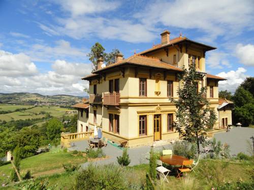 La Source Dorée : Bed and Breakfast near Pollionnay