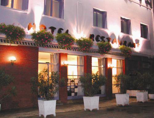 Inter-Hotel Le Chapon Fin : Hotel near Castelsarrasin