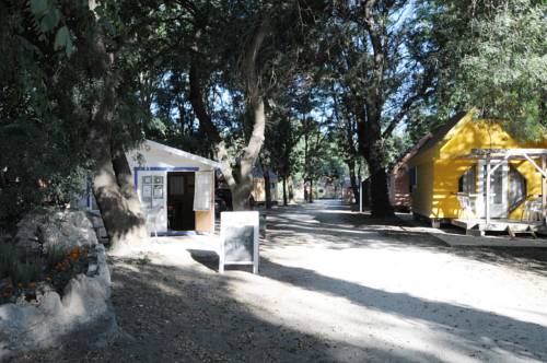 Camping Bellerive : Guest accommodation near Saint-Pierre-de-Mézoargues