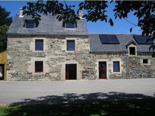 Chambres d'Hôtes Ferme de Kerveno : Bed and Breakfast near Rostrenen