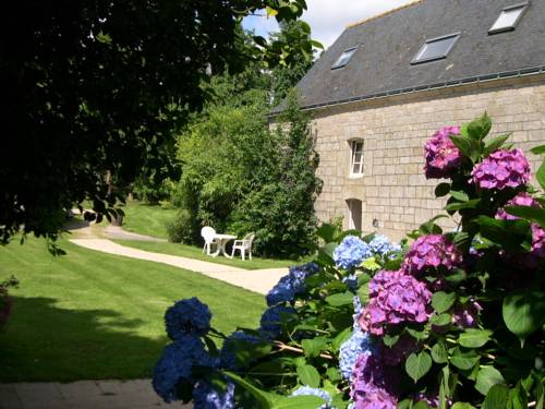La Ferme de Lintever : Bed and Breakfast near Rostrenen