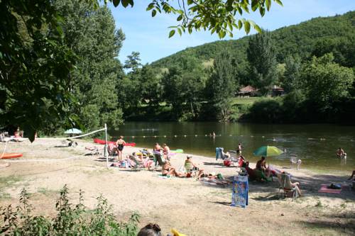 Village Camping Les Vignes : Guest accommodation near Luzech