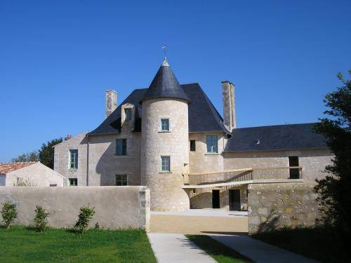 Normandoux Le Manoir : Residence near Nieuil-l'Espoir