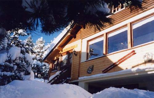 Chalet Pomme de Pin : Bed and Breakfast near Albiès