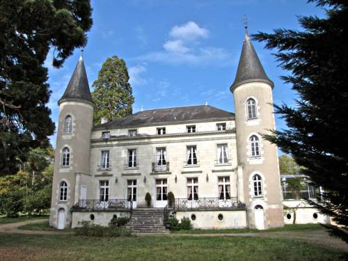 Château Les Vallées : Bed and Breakfast near Mérigny