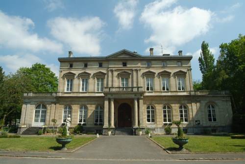Château De La Motte Fenelon : Hotel near Saint-Hilaire-lez-Cambrai