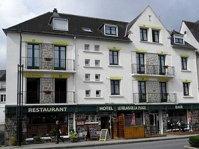 Logis Le Relais De La Place : Hotel near La Roche-Maurice