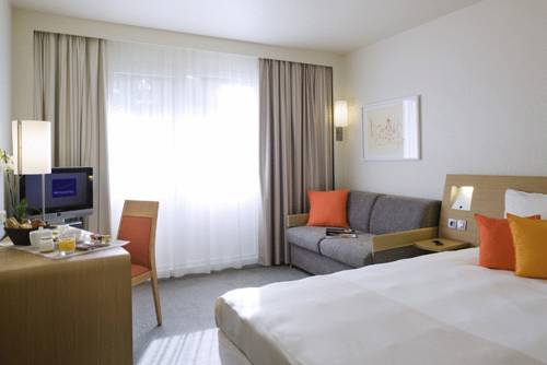 Novotel Orléans Charbonnière : Hotel near Semoy