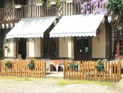 Hotel Restaurant Le Cygne : Hotel near Sainte-Colombe-la-Commanderie