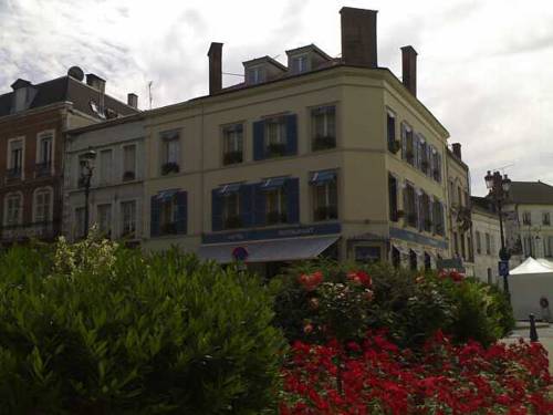 Hôtel De La Cloche : Hotel near Les Grandes-Loges