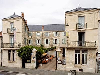 Logis Le Fontarabie : Hotel near Saint-Laurent-de-la-Salle