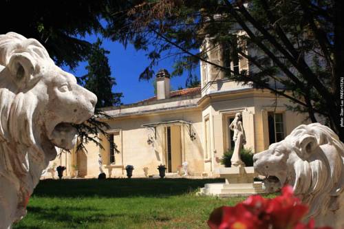 Château la Moune : Bed and Breakfast near Saint-Romain-la-Virvée