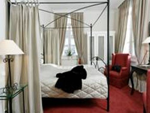 Hotel De L'univers : Hotel near Haute-Avesnes