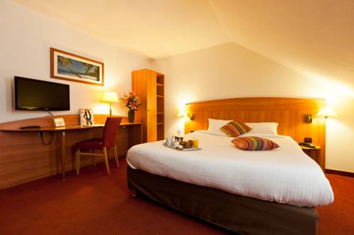 Kyriad Evreux - La Madeleine : Hotel near Corneuil