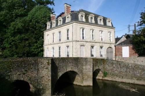 La Demeure de l'Ile : Bed and Breakfast near La Chapelle-Hullin
