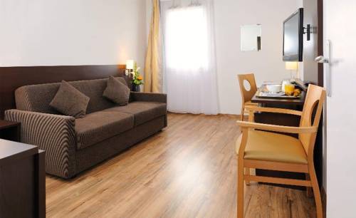 Séjours & Affaires Caen Le Clos Beaumois : Guest accommodation near Caen
