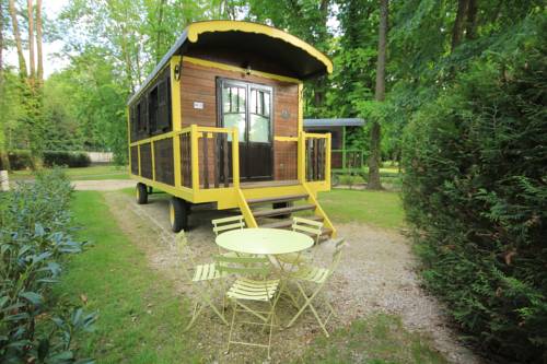 Les Roulottes et Cabanes de la Champagne : Guest accommodation near Arnancourt