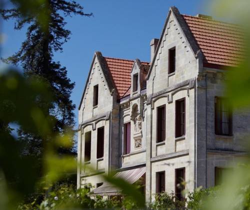 Château Lavergne Dulong : Hotel near Saint-Romain-la-Virvée
