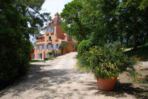 Chateau Les Charmettes : Hotel near Préchac