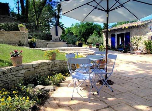 Le Parfum Bleu : Bed and Breakfast near Solérieux
