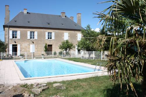 Château Latour : Guest accommodation near Montambert
