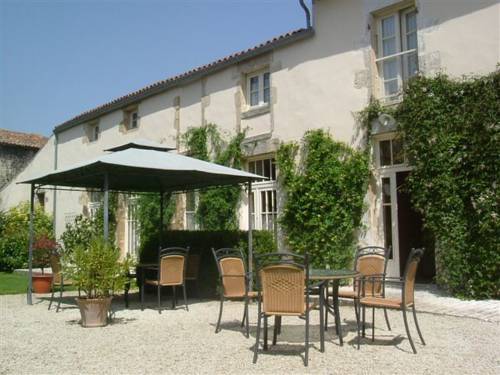 Hôtel du Donjon : Hotel near Romazières