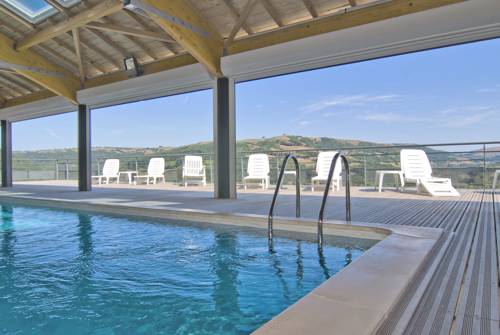 Madame Vacances - Résidence La Marquise : Residence near Laval-Roquecezière