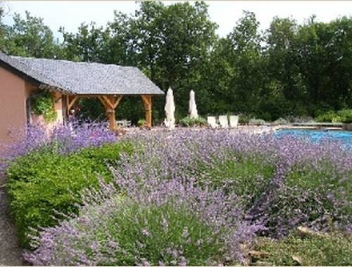 La Villa des Pins : Bed and Breakfast near Saint-Laurent-de-Lévézou