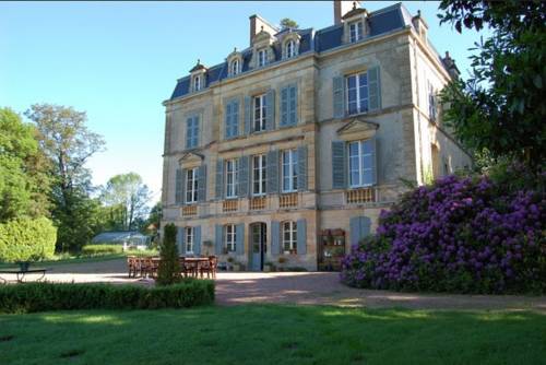 Chateau de Lesvault : Bed and Breakfast near Thaix