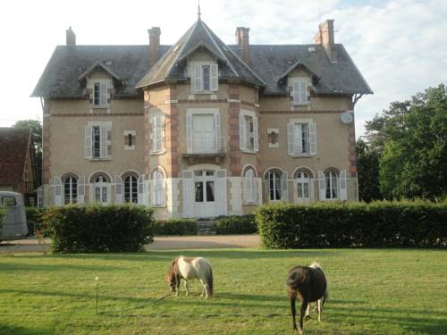 Le Chateau de la Brosse : Guest accommodation near Sainte-Fauste