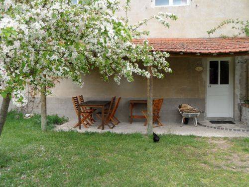 Domaine du Bourg Gites : Guest accommodation near Montambert