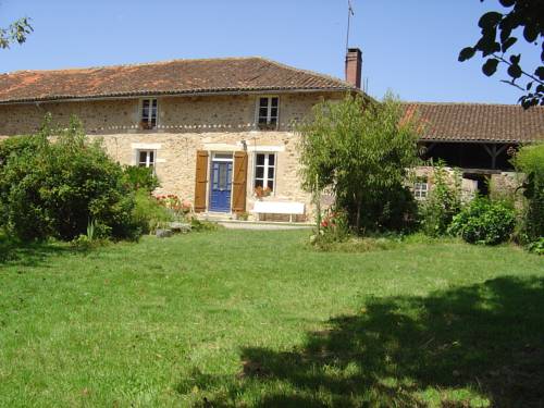 Les Trois Chenes : Bed and Breakfast near Saint-Junien