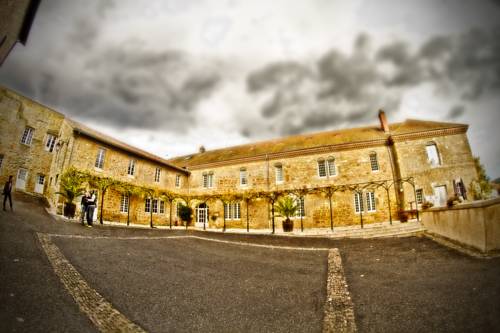Logis Hotel Restaurant Le Prieure : Hotel near Garlin