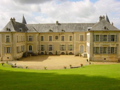 Château de Beaujeu : Bed and Breakfast near Vignoux-sous-les-Aix