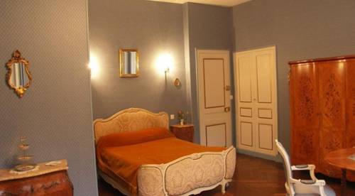 Chambres d'Hôtes Le Château des Requêtes : Bed and Breakfast near Neufchâtel-en-Saosnois