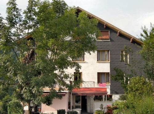 Hotel au Retour de la Chasse : Hotel near Oyonnax