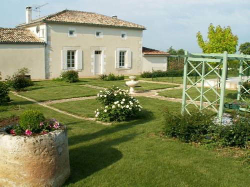 Gîte L'En Haut des Vignes : Bed and Breakfast near Rouillac