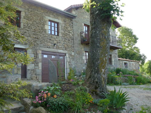 La Croisée des Fleurs : Bed and Breakfast near Riotord