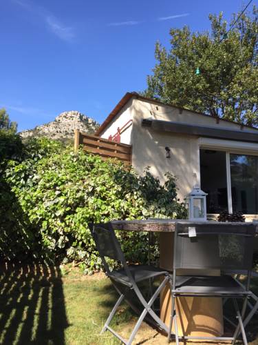 Au Havre De Paix : Guest accommodation near Vauvenargues