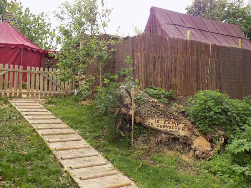 Le Camp du Chevalier : Guest accommodation near Gehée