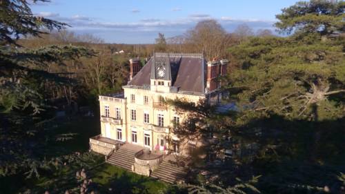 Chateau de la Rocherie Nevers Nord / Varennes-Vauzelles : Bed and Breakfast near Nolay