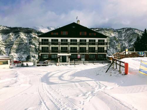 Chalet Sainte Anne/ La Pourvoirie : Hotel near Meyronnes