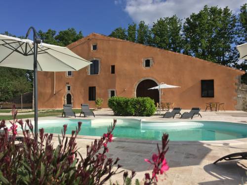 Domaine De Pradaous : Bed and Breakfast near Montjustin