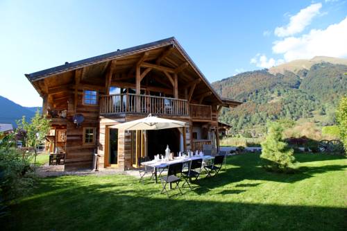 Chalet du Chene : Guest accommodation near La Côte-d'Arbroz