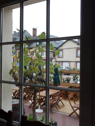 Hôtel Restaurant Le Paradis : Hotel near Mesnil-Rousset