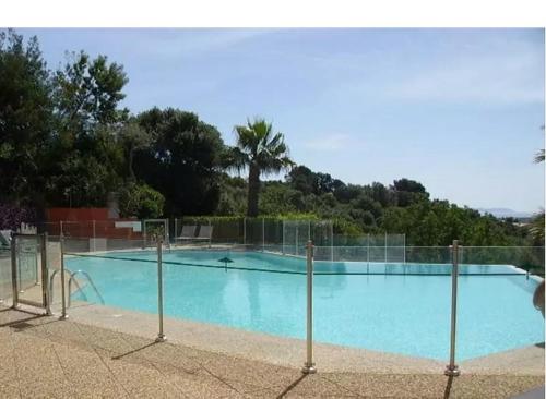 Superbe Duplex 35m2 vue mer avec piscine et tennis : Apartment near Bormes-les-Mimosas
